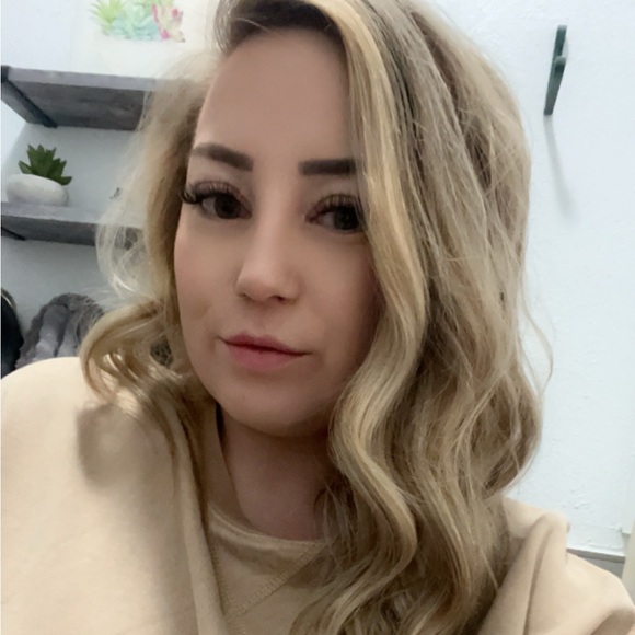 Meet your Posher, Megan - Picture 3 of 3